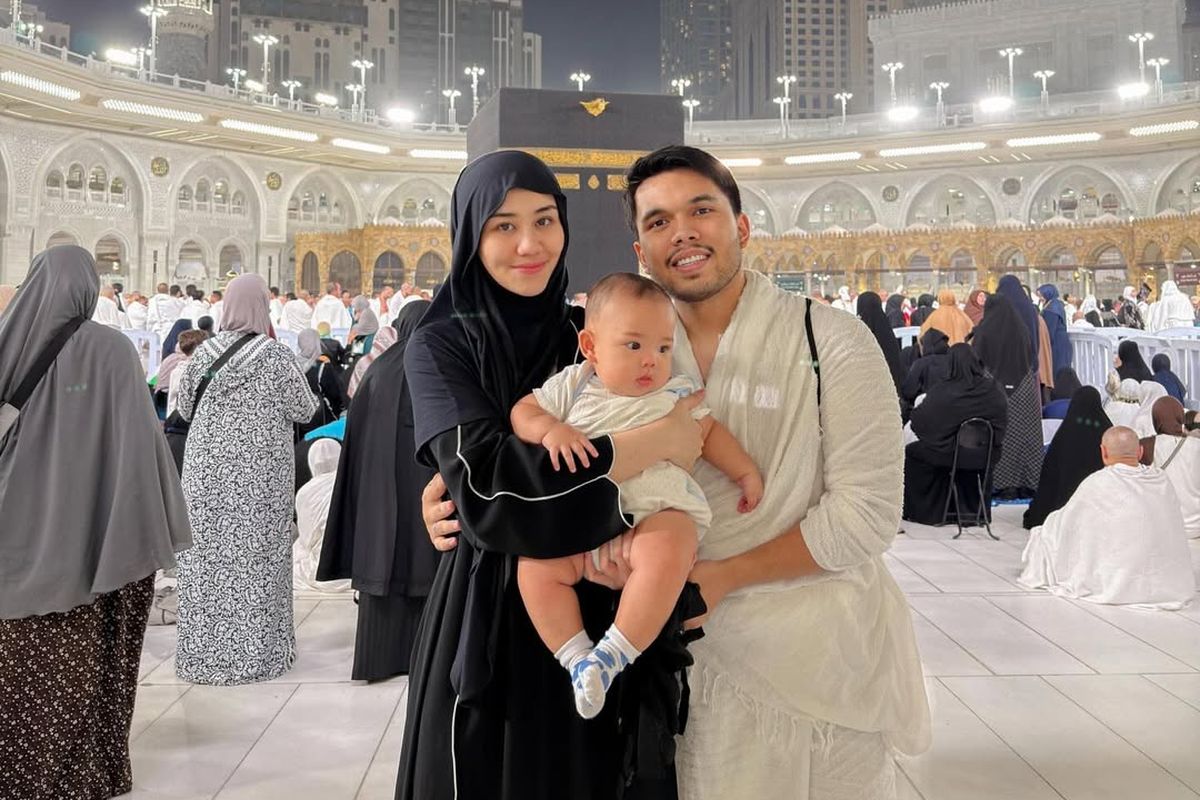 Thariq Halilintar, Aaliyah Massaid, Aaliyah Massaid dan Thariq Halilintar, inspirasi busana umroh, gamis umroh, Tetap Modis di Tanah Suci, Ini 2 Gaya Busana Aaliyah Massaid Saat Umroh