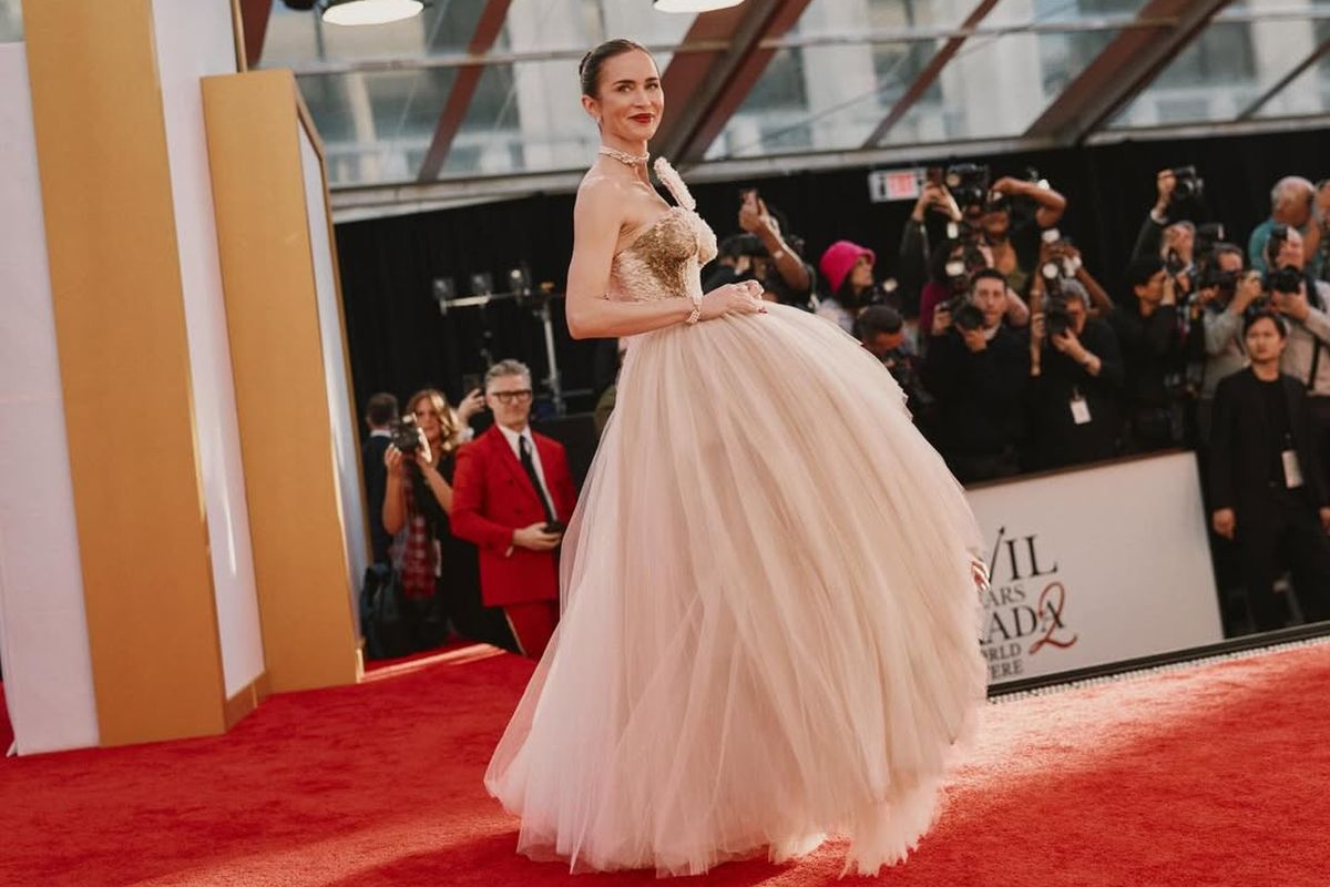 Emily Blunt, Red Carpet, Fashion, Emily Blunt Tampil Beda di Premiere The Devil Wears Prada 2, Gaun dan Kalungnya Jadi Sorotan, Tampil mencolok dan berbeda dari prediksi, Detail gaun membuat tampilannya semakin menarik, Kalung mutiara jadi pusat perhatian, Bagian dari konsep fashion selama tur film