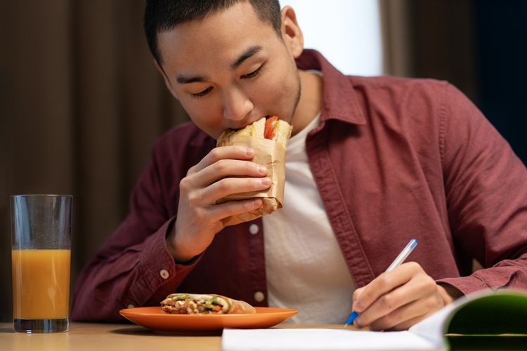 makan manis bikin happy, makan makanan manis bikin senang, kenapa makan bikin happy, mood booster makanan, Apakah ada hubungan antara suasana hati dan makanan, Kenapa makan membuat bahagia, Bagaimana makanan mempengaruhi mood, Benarkah Makanan Bisa Pengaruhi Mood? Ini Penjelasan Dokter
