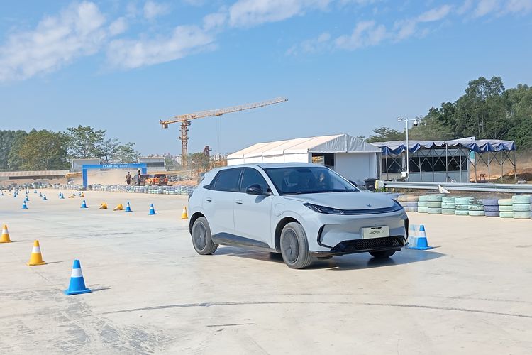 mobil listrik, Arcfox T1, BAIC Indonesia, iims 2026, Uji Coba Arcfox T1: Inovasi Mobil Listrik dari BAIC Indonesia