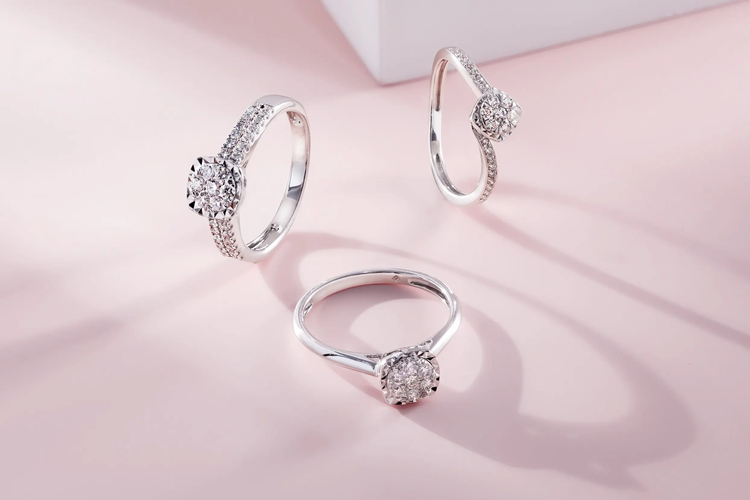 hadiah istimewa, perhiasan berlian, The Palace Jeweler, Cincin Solitaire, Sheila Dara Aisha, cincin solitaire, diamond jewellery, Perhiasan Solitaire Plus, Ide Hadiah Penuh Makna untuk Orang Tersayang, Kesalahan umum saat memilih perhiasan berlian, Koleksi Solitaire Plus, solusi hadiah bermakna yang penuh kilau, Dipercaya selebritas dan publik figur untuk momen berharga, The Palace Jeweler, National Jeweler dengan jaminan kualitas
