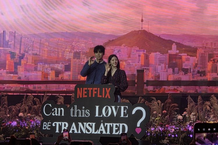 Go Youn Jung, Intip 2 Konsep Gaya Go Youn Jung di Fan Meet Jakarta, Anggun dan feminin dengan gaun floral, Chic kasual dengan blouse motif dan jeans, Dua gaya dengan dua karakter yang berbeda, Sinopsis serial Can This Love be Translated?