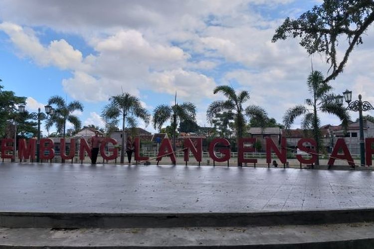 tempat wisata dekat stasiun jogja, wisata yogyakarta naik krl, liburan hemat jogja, destinasi dekat stasiun jogja, jalan-jalan naik krl, 10 Wisata di Yogyakarta yang Bisa Diakses Naik KRL, 1. Museum Benteng Vredeburg, 2. Diorama Arsip Jogja, 3. Pasar Beringharjo, 4. Taman Wanasutan Asri, 5. Biosfer 2 Camping Ground, 6. Embung Langensari, 7. Situs Warungboto, 8. Museum Sonobudoyo, 9. Keraton Yogyakarta, 10. Malioboro