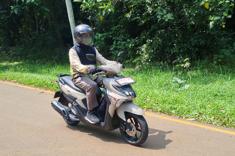 Yamaha Gear Ultima, Blue Core Hybrid, kenyamanan berkendara, performa berkendara, Ulasan Lengkap Yamaha Gear Ultima: Kelebihan dan Kekurangan