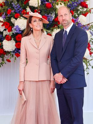 Putri Wales, Kate Middleton, Pangeran William, Emmanuel Macron, Dior, pangeran WILLIAM, kate middleton, Presiden Perancis, emmanuel macron, gaya kate middleton, baju kate middleton, Gaya Kate Middleton Pakai Outfit Dior Saat Sambut Presiden Emmanuel Macron