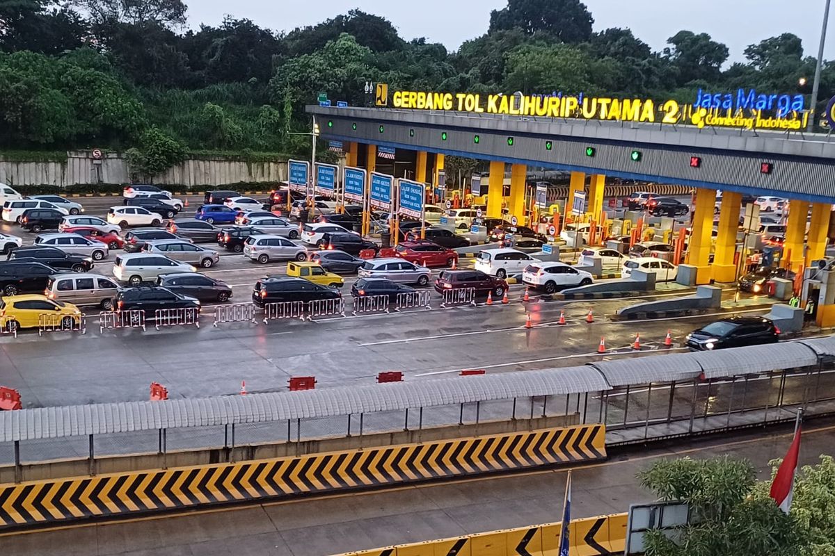 lalu lintas, Cikampek, Bandung, kendaraan, Arus Balik Awal Tahun, 324.208 Kendaraan Kembali Masuk Jabotabek