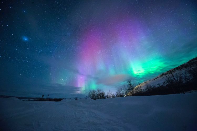 film Sore, tempat melihat aurora, aurora borealis singapore, destinasi aurora terbaik, fenomena alam langit aurora, Muncul di Film Sore, 15 Tempat Lihat Aurora di Dunia, 1. Fairbanks, Alaska, 2. Tromsø, Norwegia, 3. Luosto &amp; Rovaniemi, Finlandia, 4. Orkney, Skotlandia, 5. Yellowknife, Kanada, 6. Jukkasjärvi, Swedia, 7. Reykjavik, Islandia, 8. Southern Iceland, 9. Kangerlussuaq, Greenland, 10. Viking Cruise, Norwegia, 11. Headlands International Dark Sky Park, Michigan (AS), 12. Voyageurs National Park, Minnesota (AS), 13. Abisko National Park, Swedia, 14. Nellim, Finlandia, 15. Saariselkä &amp; Kakslauttanen, Finlandia