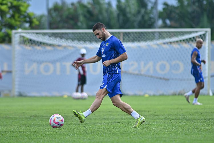 Persib, Bojan Hodak, Liga 1 2025-2026, Patricio Matricardi, Piala Presiden 2025, Persib Bandung, Berita Foto, BERITA FOTO: Potret Pemain Baru Persib di Latihan Perdana Pramusim