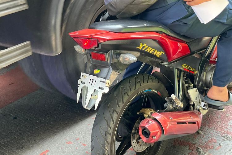 pelat nomor, TNKB, motor tanpa pelat nomor, pengendara copot pelat nomor, fenomena copot pelat nomor, Banyak Pengendara Copot Pelat Nomor: Polisi Ungkap Alasannya