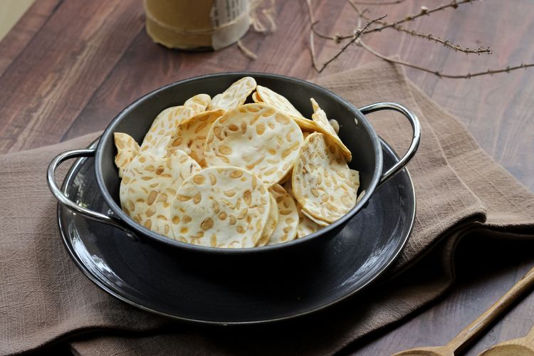 resep keripik tempe biar renyah, resep keripik tempe renyah tahan lama, resep keripik tempe, resep keripik tempe tepung beras, Resep Keripik Tempe Tanpa Pengawet, Renyah Berbulan-bulan Pakai 1 Tepung, Cara Membuat Keripik Tempe Renyah Tanpa Pengawet, Tips Bikin Keripik Tempe Tetap Garing Lama, Kenapa Harus Tepung Beras?, Tips Penyimpanan Keripik Tempe agar Awet Sebulan