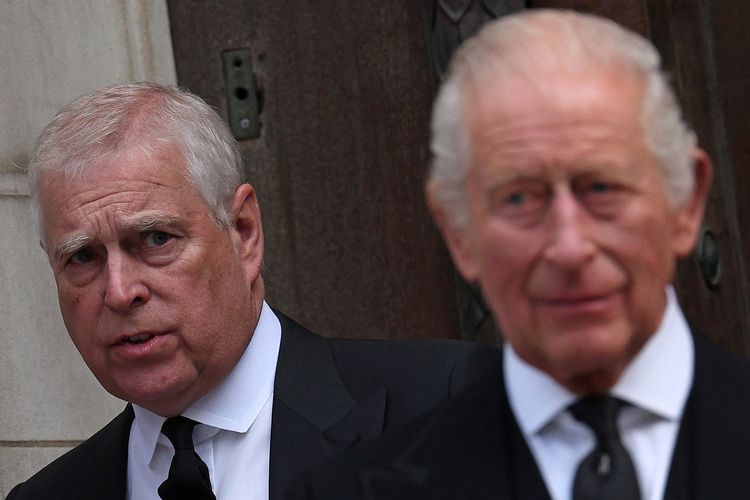 kerajaan, Istana Buckingham, Pangeran Andrew, skandal Epstein, Pangeran Andrew: dari Sosok yang Dihormati Menjadi Simbol Malu Kerajaan, Skandal Epstein dan Penurunan Reputasi, Pengasingan dan Kehidupan Setelah Kerajaan, Pencabutan Gelar dan Pengasingan ke Sandringham, Email yang Mencoreng Nama Baik Andrew, Akhir dari Karir Kerajaan Andrew