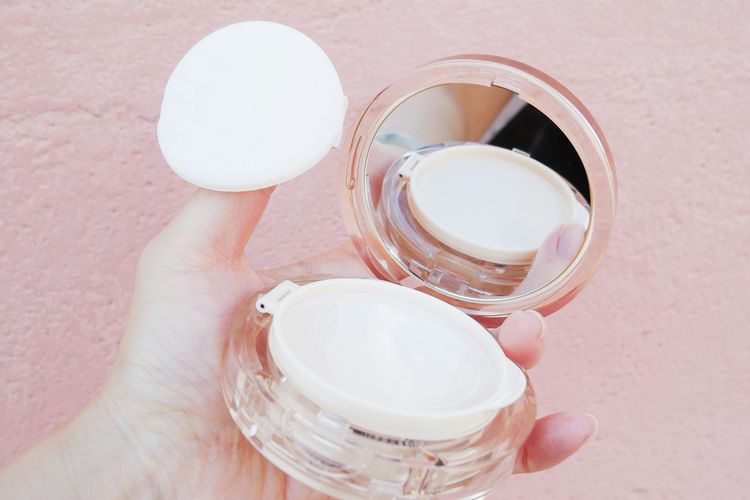 makeup, Beauty, foundation, Kunci Makeup Anti Luntur Saat Panas-panasan Naik Transportasi Umum, 1. Menyiapkan kulit sebelum makeup, 2. Memakai primer jadi faktor penting, 3. Memilih base makeup sesuai dengan tipe kulit, 4. Menggunakan teknik layering, 5. Melakukan touch up dengan teknik tap-tap