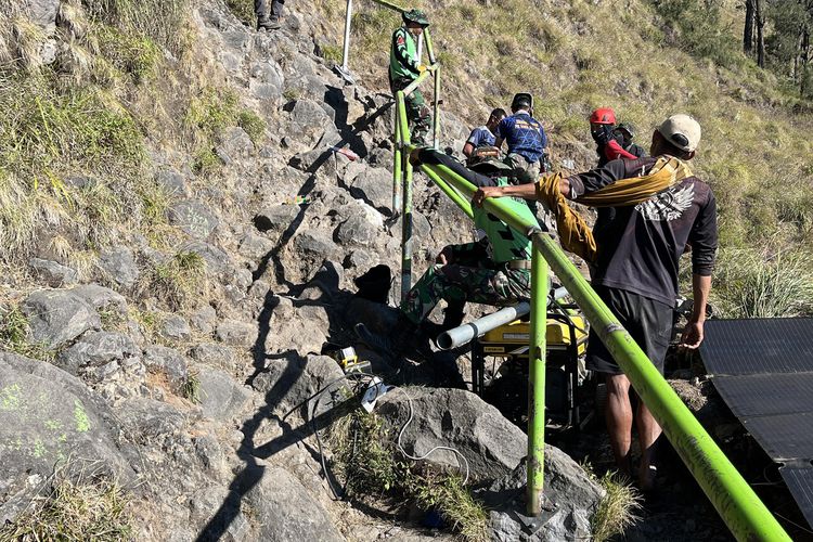 Gunung Rinjani, jalur Pelawangan Sembalun ke Segara Anak, Jalur Pelawangan Sembalun ke Segara Anak, Jalur Pelawangan Sembalun ke Segara Anak Rinjani, Jalur Pelawangan Sembalun ke Segara Anak diberi tangga, Jalur Bahaya Pelawangan Sembalun ke Segara Anak Gunung Rinjani Diberi Tangga