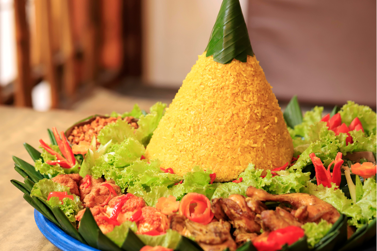 Nasi tumpeng, nasi tumpeng, nasi tumpeng sederhana, resep nasi tumpeng, nasi kuning, Nasi kuning, Nasi Tumpeng, lauk nasi tumpeng, bahan nasi tumpeng, menu nasi tumpeng, lomba nasi tumpeng, Resep Nasi Tumpeng Sederhana, Apa Saja Isian Lauknya?, Nasi kuning, Sambal goreng printil, Kering kentang, Perkedel Kentang