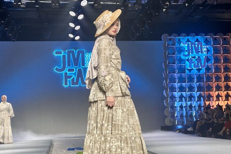Ayu Dyah Andari, Inara Rusli, jfw 2026, penampilan Inara Rusli, Inara Rusli di Jakarta Modest Fashion Week 2026, outfit inara rusli, busana inara rusli, jakarta modest fashion week 2025, Outfit Inara Rusli di Jakarta Modest Fashion Week 2026, Anggun dan Feminin