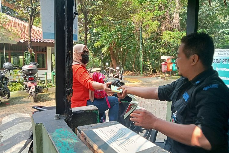 Hutan Kota Srengseng, Hutan Kota di Jakarta Barat, hutan kota srengseng tutup jam berapa, hutan kota srengseng buka jam berapa, hutan kota srengseng bayar berapa, Panduan Lengkap ke Hutan Kota Srengseng, Healing Murah Meriah di Jakarta Barat, Lokasi Hutan Kota Srengseng, Jam buka Hutan Kota Srengseng, Harga tiket masuk Hutan Kota Srengseng, Bisa ngapain aja di Hutan Kota Srengseng?, Tips berkunjung ke Hutan Kota Srengseng