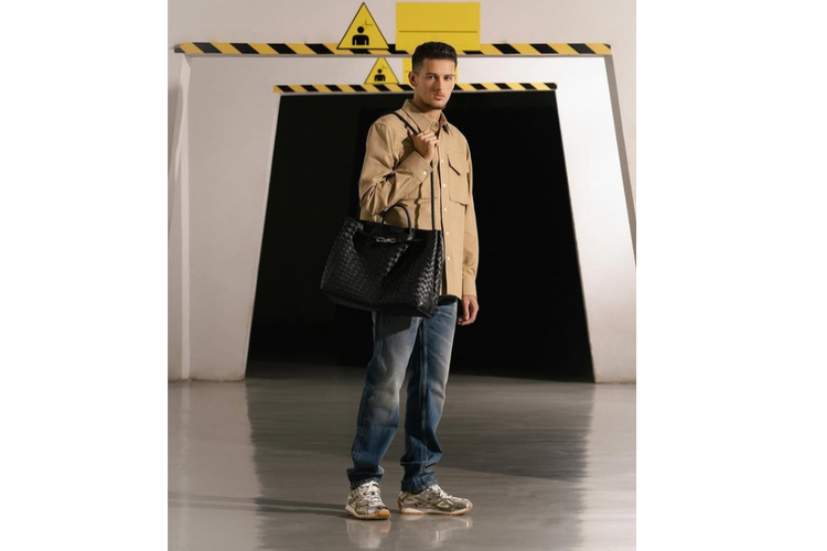 Timnas Indonesia, Justin Hubner, Gaya Justin Hubner, Louis Vuitton, justin hubner, gaya justin hubner, busana justin hubner, gaya andalan justin hubner, outfit justin hubner, 5 Gaya Justin Hubner, Inspirasi untuk Hangout dan Dinner, 1. Smart casual, 2. White t-shirt, 3. Washed jeans, 4. Streetwear casual dengan crossbody bag, 5. All black