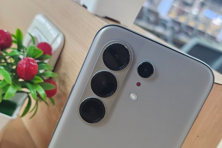 Tecno, Camon 50 Pro, Hands-on Tecno Camon 50 Pro 5G, HP Mid-range yang Enteng dan Elegan, Layar curved yang estetik dan sudut lengkung yang bikin nyaman, Melihat sisi-sisi lain, Layarnya juga "clean look", Spesifikasi Tecno Camon 50 Pro 5G, Harga Tecno Camon 50 Pro 5G di Indonesia