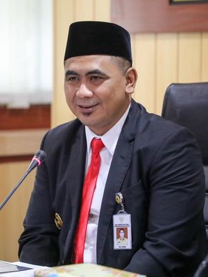 aparatur sipil negara, Taj Yasin, Ahmad Luthfi, Dedi Mulyadi, ahmad luthfi, kewajiban sarung asn, kewajiban sarung asn di jateng, libur di hari ultah ibu, libur ASN di hari ultah ibu, Kebijakan Baru Gubernur Jateng dan Jabar: Dari Sarung ASN hingga Libur Ultah Ibu