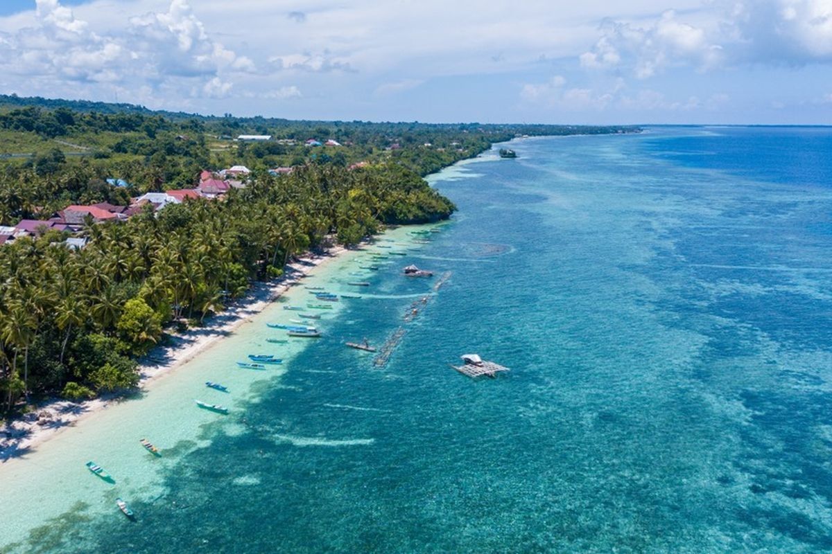 Wakatobi, liburan ke Wakatobi, pesona indonesia, Kemenpar, destinasi liburan, traveling ke Wakatobi, Liburan ke Wakatobi, Menjejak Surga Bawah Laut Wakatobi, Tergoda Pesona Alam, Budaya, dan Cita Rasa Sulawesi Tenggara, 1. Menyelami bawah laut Taman Nasional Wakatobi, 2. Menyaksikan lumba-lumba menari di Pulau Kapota, 3. Menyusuri kampung Suku Bajo Mola, 4. Menikmati keasrian Danau Sombano
