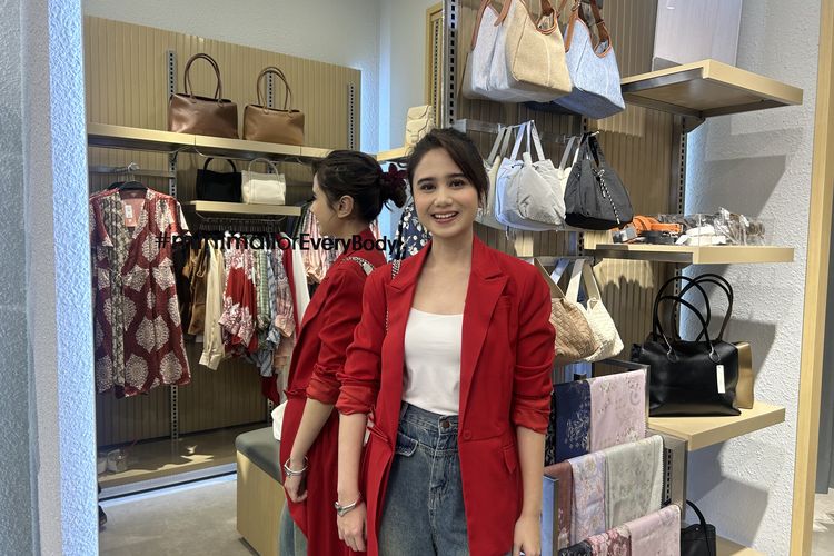 sneakers, Tissa Biani, kasual, kaos, gaya busana Tissa Biani, Fashion Tissa Biani, gaya tissa biani, Tissa Biani Ungkap Gaya Busana Andalan, Simpel dan Kasual 