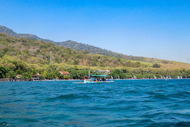 pantai, Situbondo, 5 Pantai di Situbondo yang Punya Pasir Putih dan Pemandangan yang Indah