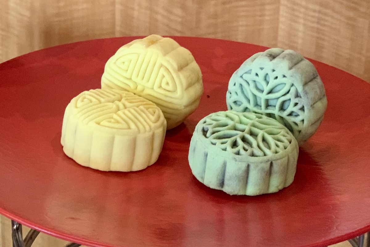 kue bulan, mooncake, cara makan kue bulan, kapan orang china makan kue bulan, minuman pendamping kue bulan, Bukan Utuh, Begini Cara Makan Kue Bulan ala Orang China