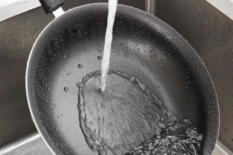 Wajan antilengket, wajan antilengket, teflon anti lengket, Kesalahan yang merusak wajan antilengket, 6 Kesalahan Memasak yang Bikin Rusak Wajan Antilengket, 1. Memasak makanan asam, 2. Menggunakan alat masak berbahan logam, 3. Menyimpan wajan tanpa perlindungan, 4. Membilas wajan panas dengan air dingin, 5. Menggunakan semprotan antilengket, 6. Memanaskan wajan tanpa minyak