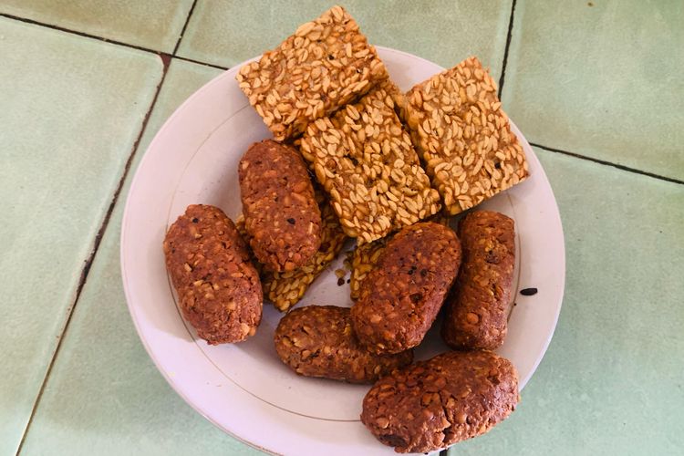lauk, TasteAtlas, 10 Lauk Pendamping Khas Indonesia Terbaik Versi TasteAtlas, Ada Favoritmu?, 1. Perkedel, 2. Tempe Mendoan, 3. Nasi Kuning, 4. Sambal, 5. Tempe Goreng, 6. Sambal Matah, 7. Krupuk, 8. Krupuk Udang, 9. Nasi Timbel, 10. Tumis Kangkung
