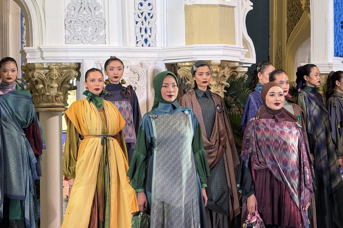 scarf, Raya Soiree, Deden Siswanto Sulap Scarf Jadi Busana di Runway Raya Soiree