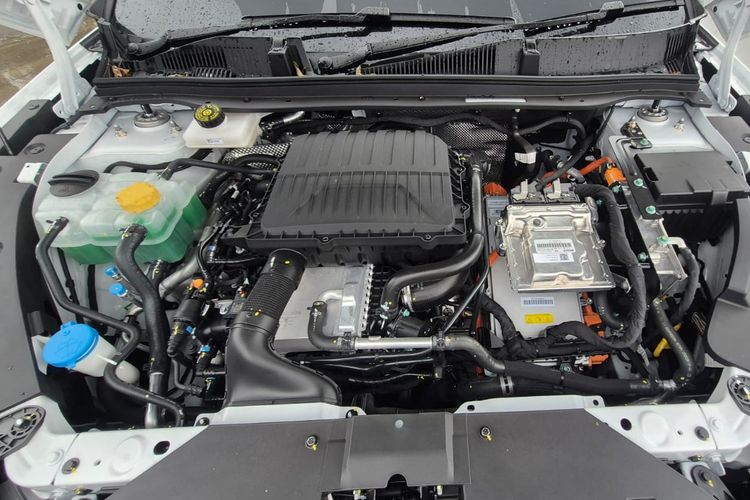efisiensi, teknologi, Chery, mesin, Hybrid, tenaga, Chery C5 CSH, fitur, ADAS, Harga, Serupa tapi Tak Sama, Ini Bedanya Chery C5 CSH dan C5 Bensin