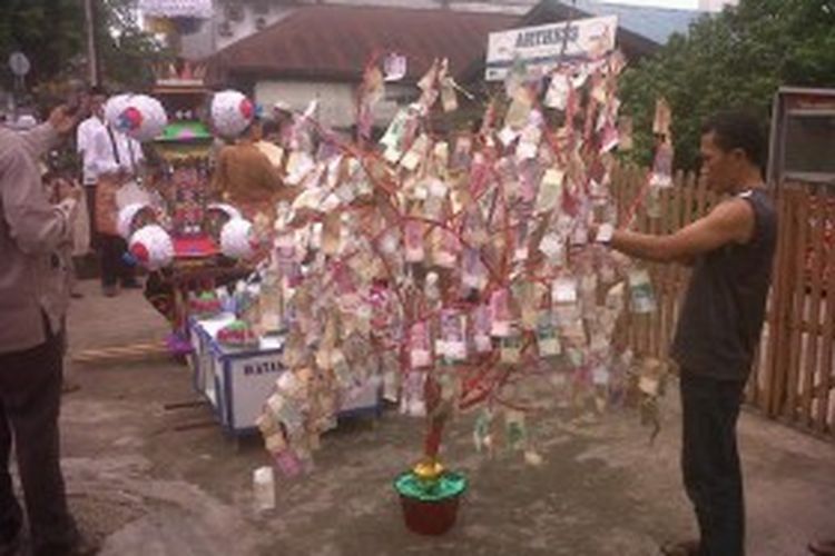 Maulid Nabi Muhammad, maulid, tradisi maulid nabi, Maulid Nabi Muhammad SAW, maulid nabi muhammad 2025, 12 Tradisi Unik Maulid Nabi di Indonesia, dari Aceh hingga Gorontalo, 1. Tradisi Ampyang Maulid, Kudus, 2. Tradisi Grebeg Maulid, Solo dan Yogyakarta, 3. Tradisi Sekaten, Yogyakarta dan Solo, 4. Tradisi Nyiram Gong, Cirebon, 5. Tradisi Masak Kuah Beulangong, Aceh, 6. Tradisi Bungo Lado, Padang Pariaman, 7. Tradisi Endog-endogan, Banyuwangi, 8. Tradisi Weh-wehan, Kendal, 9. Tradisi Walima, Gorontalo, 10. Tradisi Maudu Lompoa, Takalar, 11. Tradisi Baayun Maulid, Kalimantan Selatan, 12. Tradisi Maulid Nabi di Bali dan Lombok