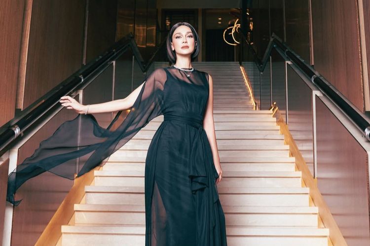 Luna Maya, Maxime Bouttier, outfit luna maya, gaun Luna Maya, fashion luna maya, gaya luna maya, gaya rambut luna maya sekarang, tampilan baru luna maya, Luna Maya Tampil dengan Rambut Pendek dan Dress Hitam, Elegan nan Mewah