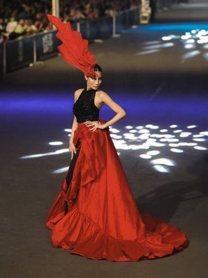 Jember Fashion Carnaval, Patricia Gouw, jember fashion carnaval 2025, patricia gouw di jember carnaval 2025, artwear carnival jfc, 7 Outfit Patricia Gouw di Jember Fashion Carnaval, Memukau Serba Merah, 1. Gaun merah, 2. Gaya rambut dan aksesori headpiece, 3. Makeup, 4. Heels transparan beraksen perak, 5. Gaun hitam-merah berlayer di Artwear Carnival, 6. Detail pita besar di bagian belakang, 7. Boots hak tinggi berwarna merah marun