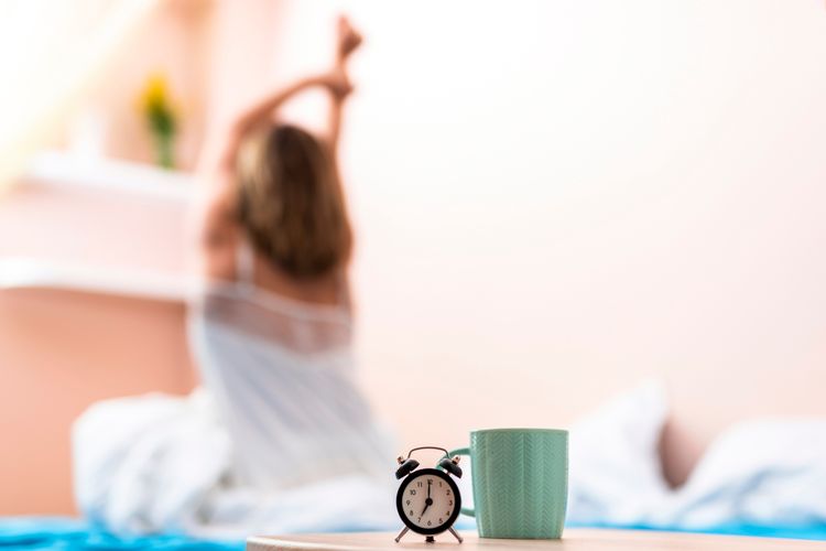 kebiasaan, rutinitas pagi, rutinitas, bangun tidur, Rutinitas Pagi Tak Harus Bangun Jam 5, Ini Cara Memulai Hari Lebih Sehat, Bangun sesuai ritme dan cari cahaya pagi, Kopi tidak perlu ditunda, Olahraga singkat lebih penting dari intensitas, Mandi air dingin dan teknik pernapasan, Tulis refleksi singkat