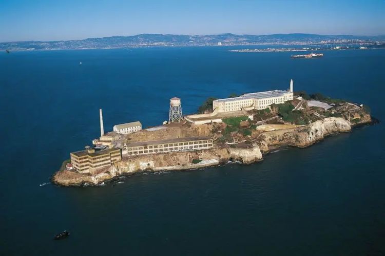 Alcatraz, Pulau Alcatraz, penjara alcatraz, Sejarah Alcatraz di AS, Benteng Militer hingga Jadi Ikon Bersejarah, Asal-usul nama Alcatraz, Pernah jadi benteng dan penjara militer, Penjara Federal Alcatraz, Pendudukan oleh aktivis penduduk asli Amerika, Warisan bersejarah dan pariwisata