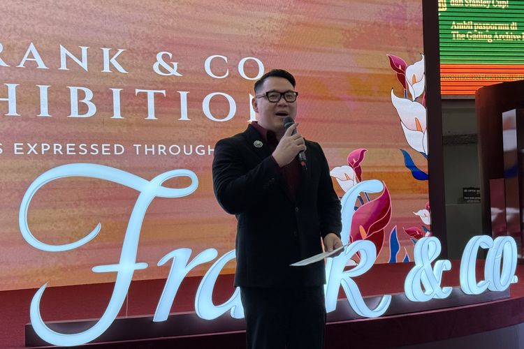 berlian, 6 Langkah Merawat Perhiasan Berlian agar Tetap Berkilau, 1. Simpan perhiasan berlian secara terpisah, 2. Bersihkan saat terkena debu atau kotoran, 3. Rendam dengan air hangat dan sabun penghilang lemak, 4. Sikat dengan lembut menggunakan sikat gigi bayi, 5. Keringkan hingga benar-benar kering