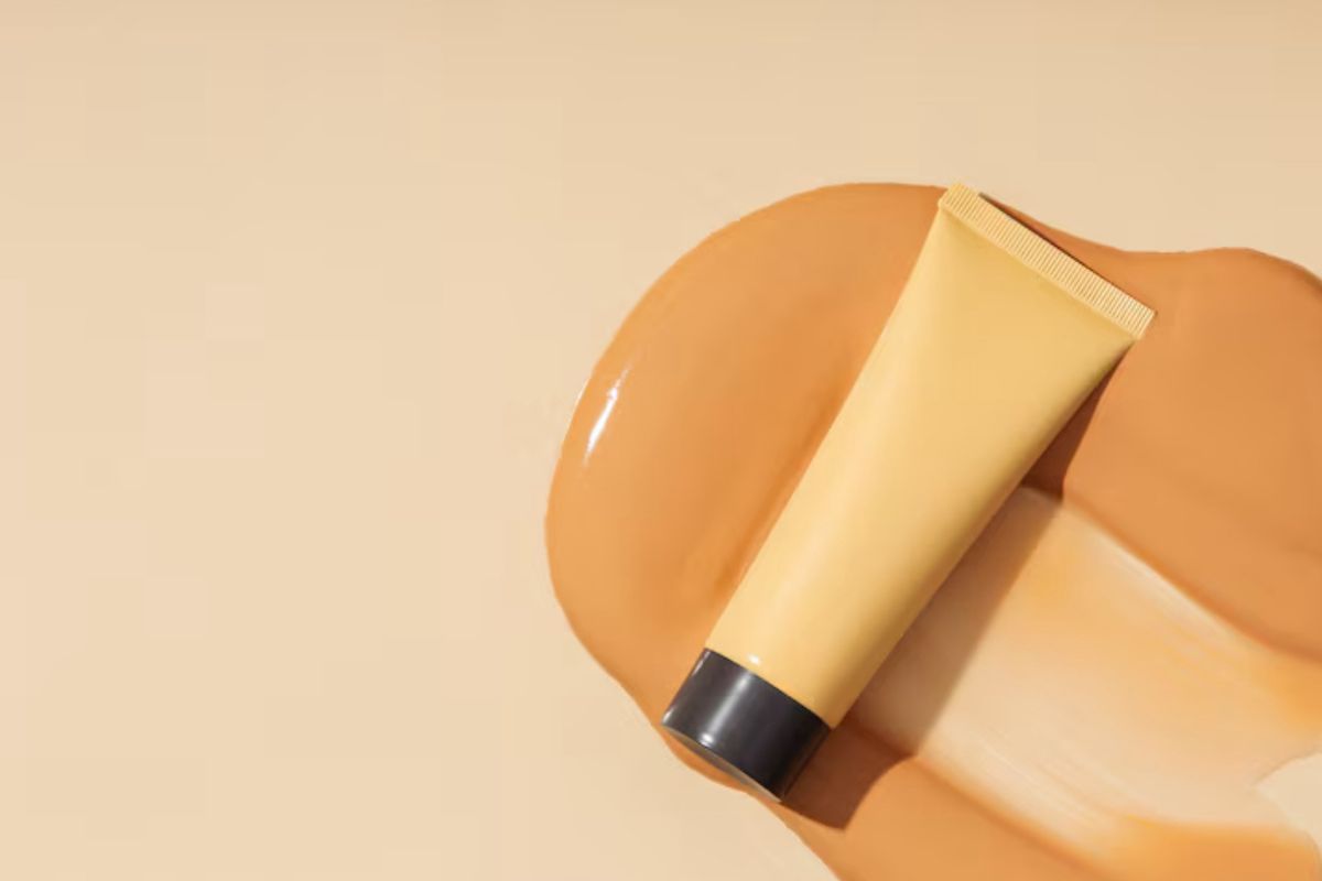 tinted sunscreen, Tinted Sunscreen: Rahasia Wajah Glowing Tanpa Makeup Tebal, Apa Itu Tinted Sunscreen?, Kenapa Tinted Sunscreen Lagi Viral?, Cara Memilih Tinted Sunscreen yang Tepat, Tips Pakai Tinted Sunscreen Biar Maksimal