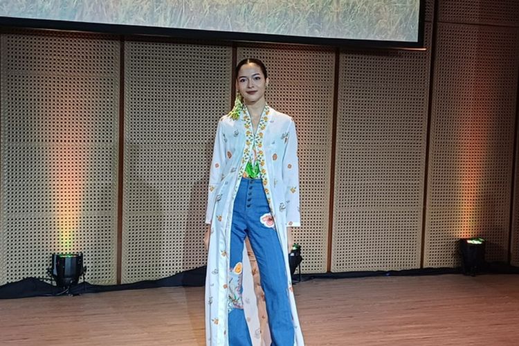 Tips memakai kebaya, kebaya modern, tips memilih kebaya, tips memakai kebaya, tips pakai kebaya, kebaya kekinian remaja, kebaya kekinian untuk kondangan, pakai kebaya, mix and match kebaya, fashion kebaya kekinian, inspirasi gaya kebaya, 5 Tips Mix and Match Kebaya agar Kekinian dan Modern, 1. Pilih bahan yang tidak mengilap, 2. Padukan dengan bawahan yang lebih bebas, 3. Bermain dengan warna cerah, 4. Padukan dengan celana atau sneakers, 5. Ikuti pakem saat acara formal