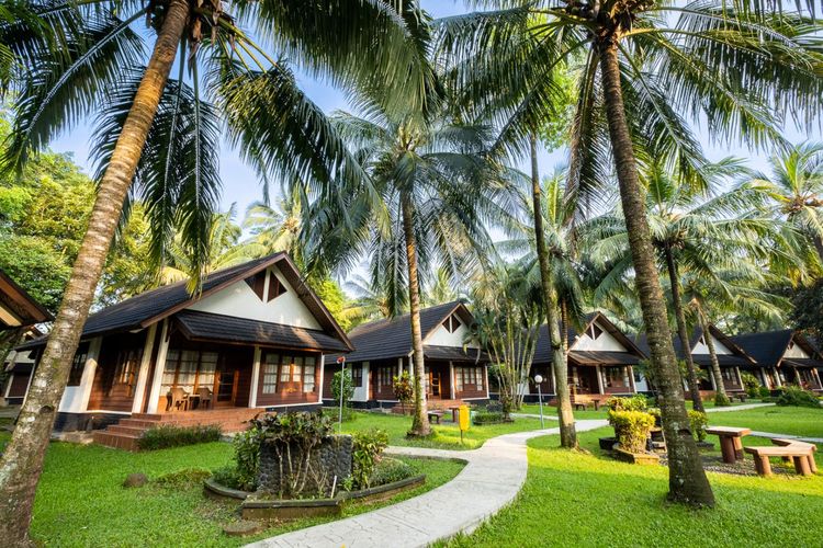 5 Hotel di Carita dengan Akses Langsung ke Pantai Pasir Putih, Cocok untuk Healing, 1. Movenpick Resort Carita, 2. The West Cove Hotel, 3. Mutiara Carita Cottages, 4. Aston Anyer Beach Hotel, 5. Novus Jiva Anyer