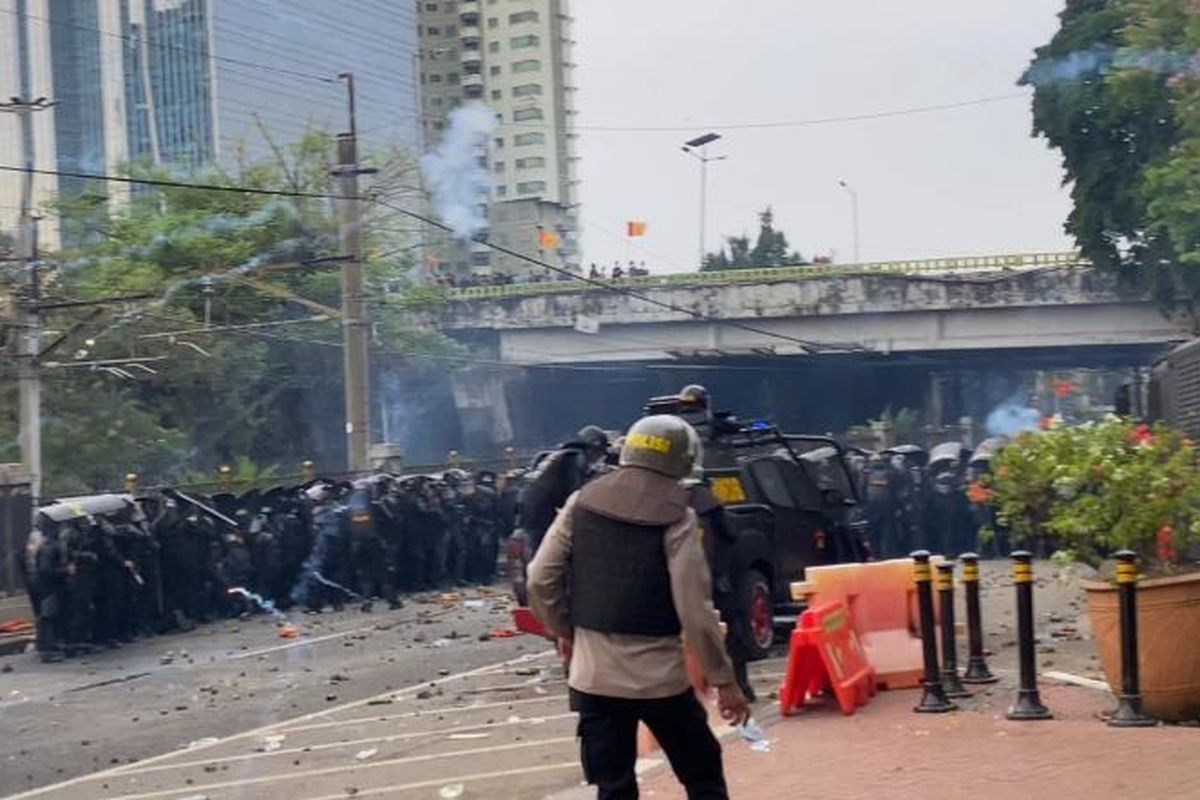 baleg, Gedung DPR, Rapat Baleg, demo 28 agustus, Rapat Baleg Berjalan Hybrid, Gedung DPR Sepi di Tengah Demo 28 Agustus, Gedung DPR Sepi, Disebut Karena Agenda Lapangan, Aksi Ricuh Warnai Demonstrasi, Kritik dari Formappi, DPR Dinilai Kian Jauh dari Rakyat