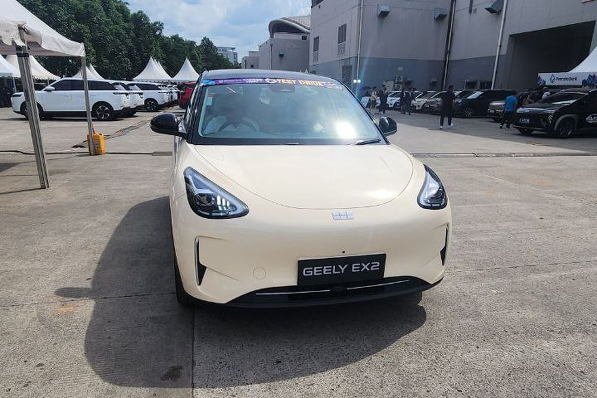 Geely EX2, Wuling Binguo EV, wuling binguo ev, mobil listrik, GJAW 2025, geely ex2, Perbandingan Geely EX2 dan Wuling Binguo EV di GJAW 2025