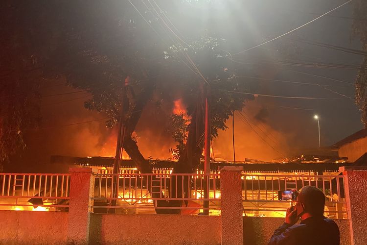 Pasar Taman Puring, kebakaran Pasar Taman Puring, kebakaran pasar taman puring, pasar taman puring terbakar, Pasar Taman Puring Terbakar, Surga Barang Branded yang Berkali-kali Diuji Api, Sentra barang branded, Baca juga: , Kian sepi, Bukan kebakaran pertama