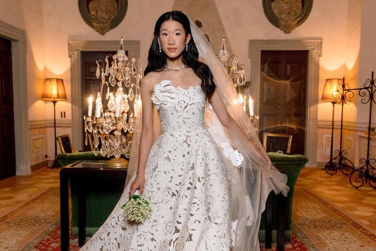 Influencer TikTok, Becca bloom, David Pownall, pernikahan becca bloom, gaun pernikahan becca bloom, one percenter princess, wedding becca bloom, Becca Bloom Gelar Pernikahan Mewah di Lake Como, Keindahan Gaun Oscar de la Renta Jadi Sorotan, Biaya fantastis dan lokasi ikonik, Koleksi gaun dan perhiasan yang mencuri perhatian, Riasan natural dengan sentuhan elegan, Kisah cinta sederhana, pernikahan super mewah