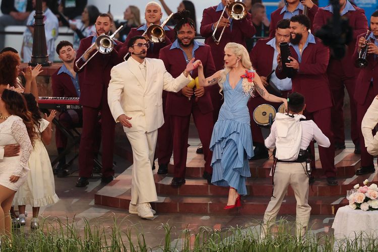 Bad Bunny, Super Bowl, Makna Outfit Lady Gaga dan Kehadirannya di Superbowl 2026 Halftime Show