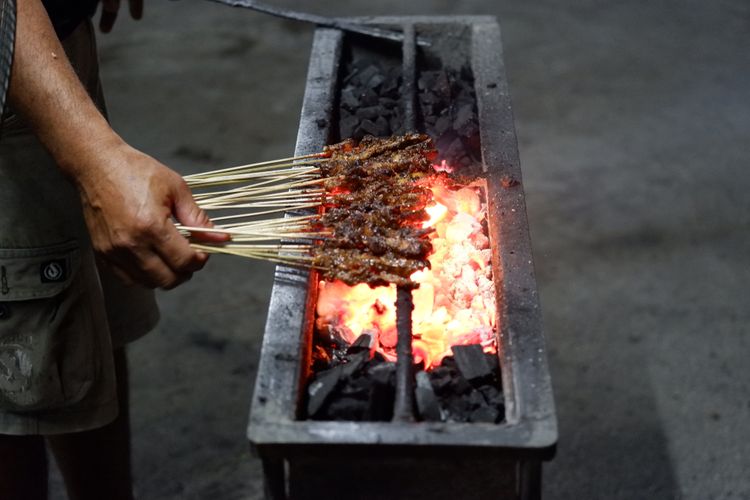Idul Adha, Cara membakar sate, cara membakar sate, idul adha, cara membakar sate agar tidak gosong, cara membakar sate agar tidak hitam, 3 Cara agar Sate Tidak Gampang Gosong, Terapkan Saat Idul Adha