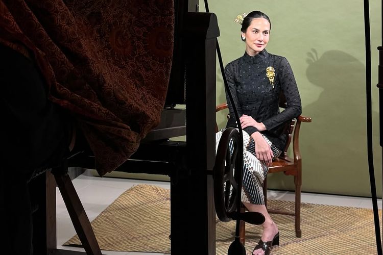 Anniversary photoshoot, Pevita Pearce, Mirzan Meer, inspirasi kebaya, anniversary photoshoot, pevita pearce dan mirzan meer, 5 Gaya Pevita Pearce dan Mirzan Meer Saat Anniversary Photoshoot, Nuansa Tradisional, 1. Kebaya putih dan rok batik, 2. Pose formal ala zaman dulu, 3. Sentuhan Melayu, 4. Kebaya janggan hitam, 5. Proses darkroom dengan kamera klasik