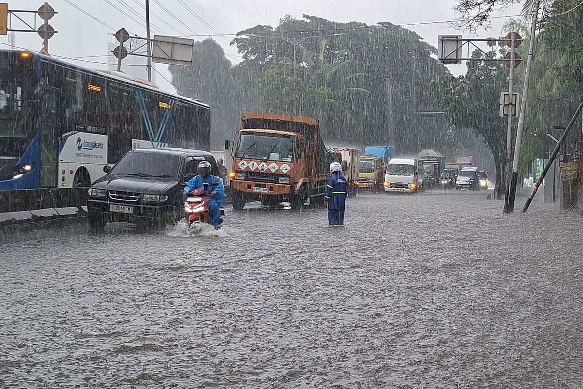 hujan lebat, BPBD, Jakarta, banjir Jakarta, BMKG, potensi cuaca ekstrem, Hujan Lebat Masih Berpotensi Guyur Jakarta hingga Besok, BMKG: Cuaca Ekstrem Belum Usai