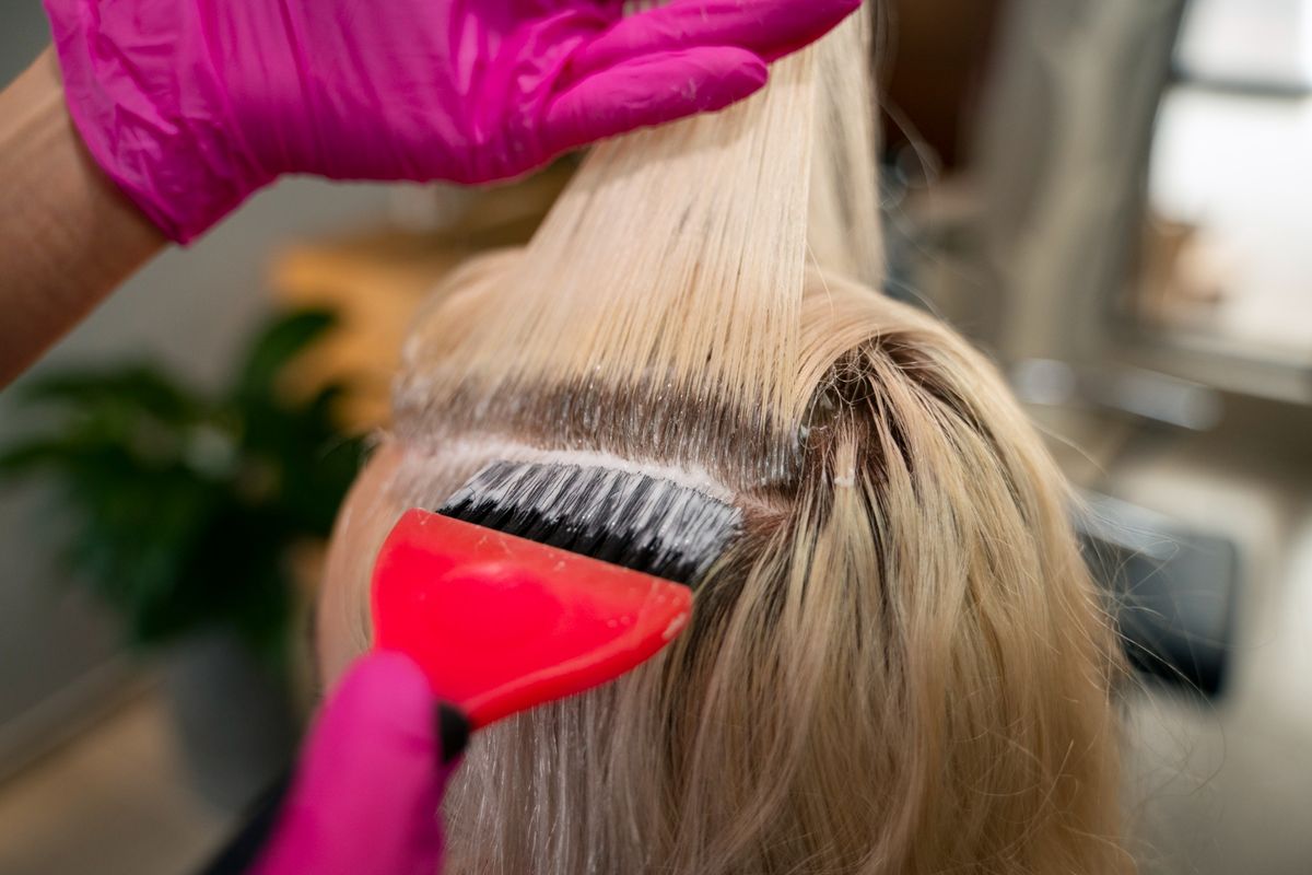 bleaching, 8 Tanda Rambut Harus Berhenti Dibleaching, Termasuk Mudah Patah, 1. Rambut terasa kasar seperti jerami, 2. Helai rambut menjadi sangat mudah patah, 3. Tekstur rambut menjadi lembek saat basah, 4. Kilau alami rambut mulai menghilang, 5. Proses penataan rambut memakan waktu lama, 6. Warna rambut memudar dengan sangat cepat, 7. Kerontokan rambut yang tidak wajar, 8. Kondisi rambut sudah mencapai batas maksimal