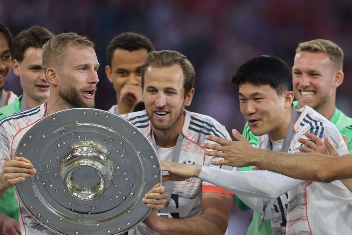 Bayern Muenchen, Harry Kane, Liga Jerman, Monchengladbach, Hasil Bundesliga, monchengladbach, bayern muenchen, Bayern vs Borussia Moenchengladbach, bayern muenchen vs monchengladbach, Bayern juara bundesliga, Bayern Vs Borussia Moenchengladbach 2-0, Akhirnya Kane Angkat Trofi